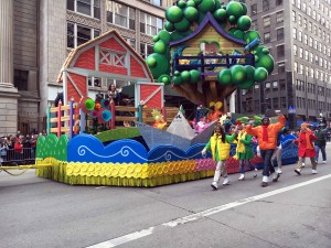 This float sets the scene for creative play & inventive wonder. The fence is made from Giant Popsicle sticks & crayons, the flowers are made of plates & bowls, the boat made like a giant newspaper hat.