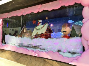 2015 11 25 New York Macys Windows A Charlie Brown Christmas (1)