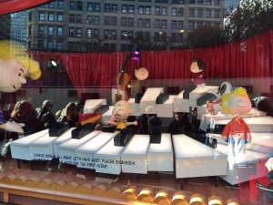 2015 11 25 New York Macys Windows A Charlie Brown Christmas (4)